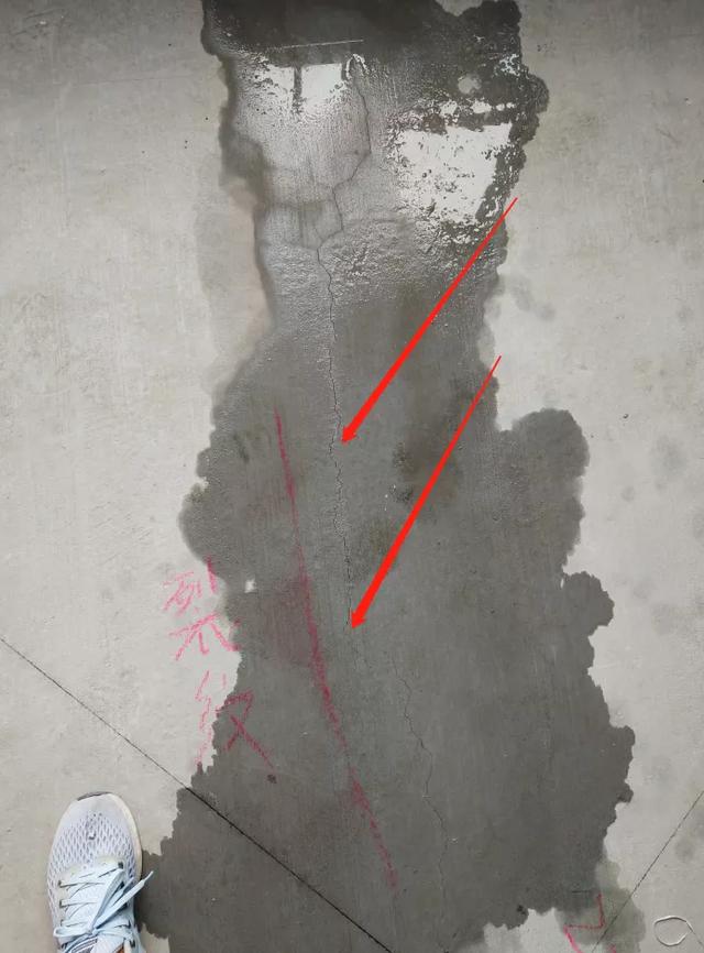 出现贯穿性裂缝的原因较多,楼层沉降,温度应力,设计不合理,混泥土