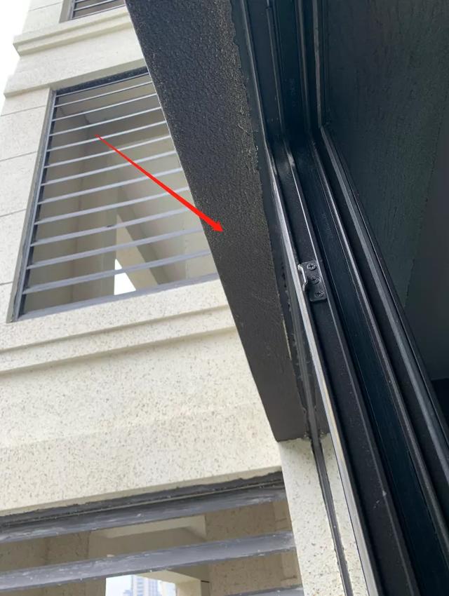 部分窗户外檐口缺少滴水线.
