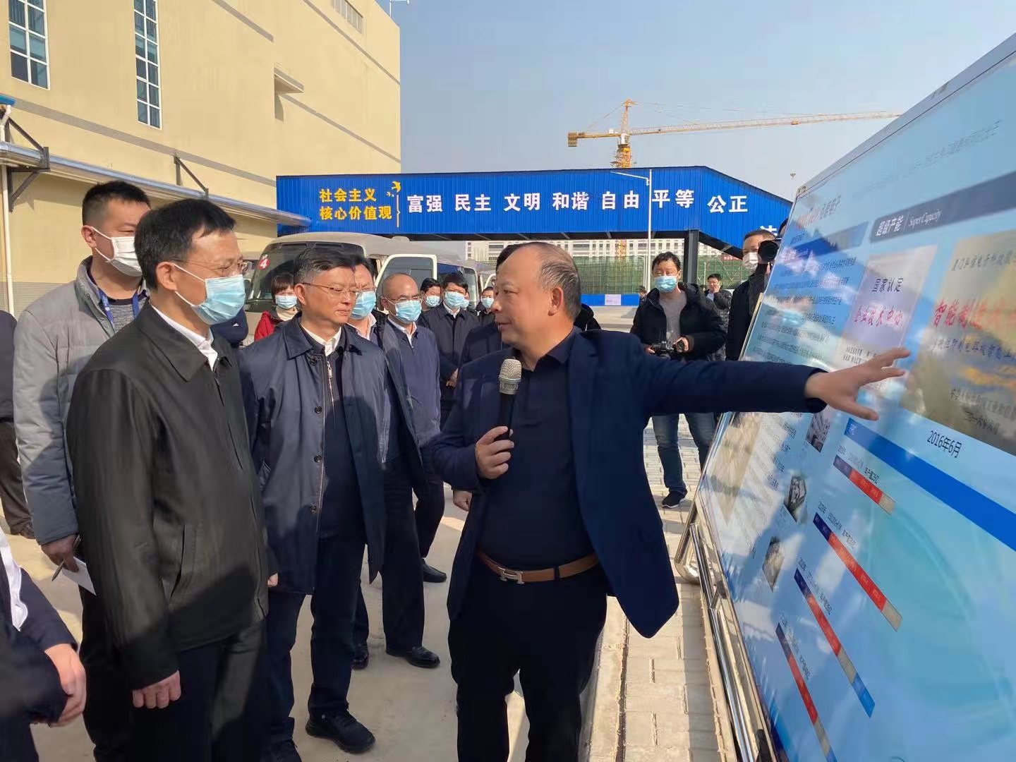 荆门市委市政府领导上门调研，弘信电子“超级工厂”呼之欲出