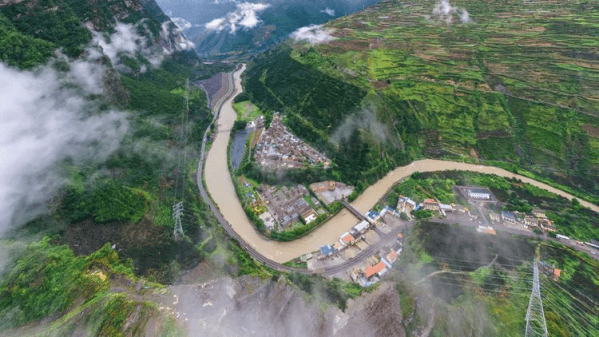 阿坝州境内的岷江（严易程 摄）