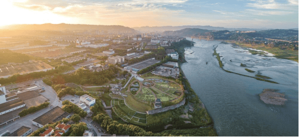 紧邻岷江的五粮液“十里酒城”