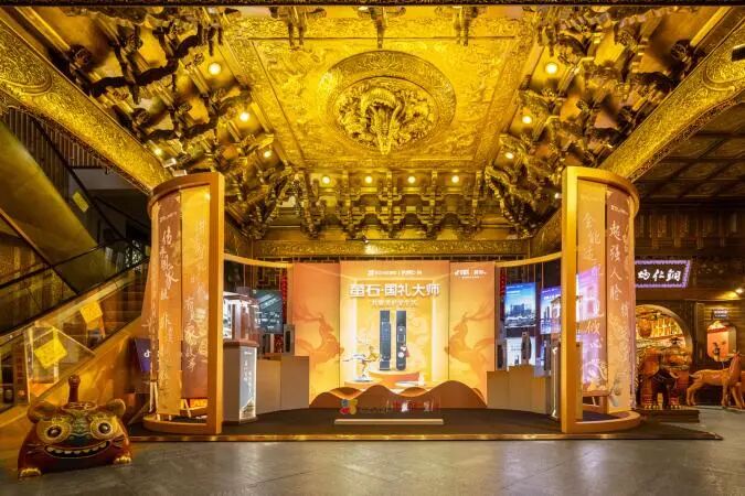 萤石携手朱炳仁打造AI智能锁