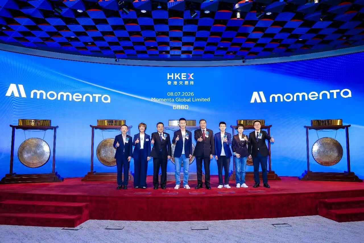 Momenta敲钟.jpg
