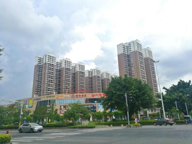 （地块周边的大信新都汇）