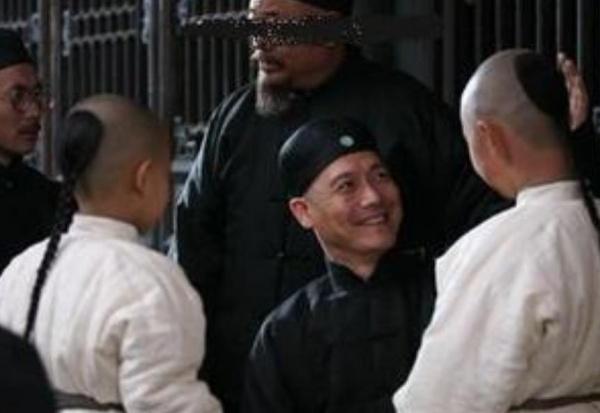 清朝时期男人的辫子那么长，一般多久清理一次，真的令人作呕？