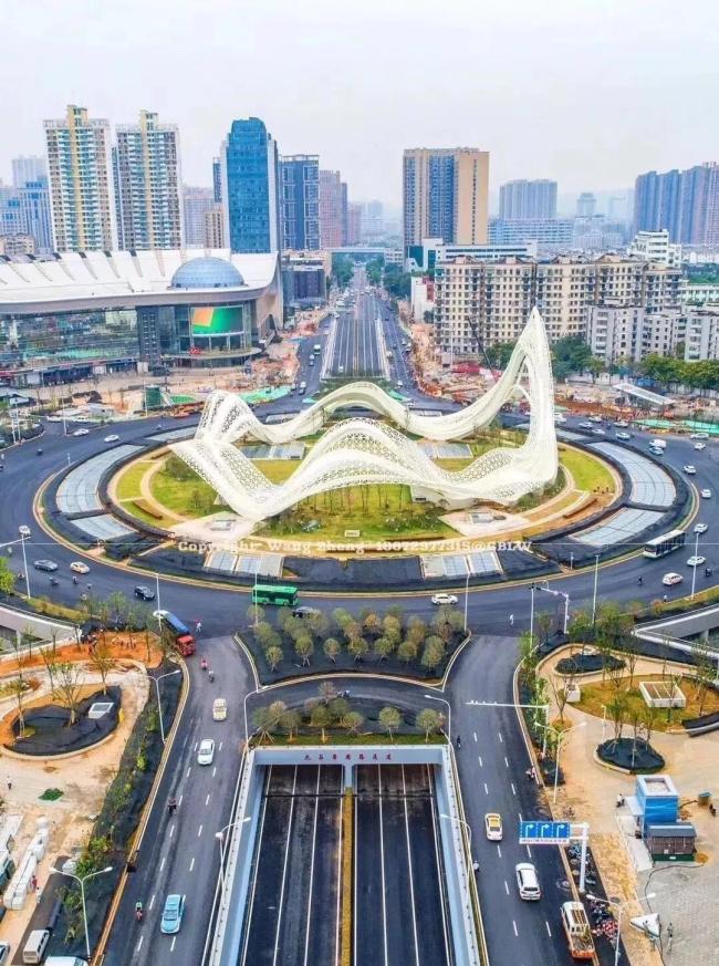 "现在的光谷,别看是个大工地,以后建成就是北有中关村,南有光谷新区"