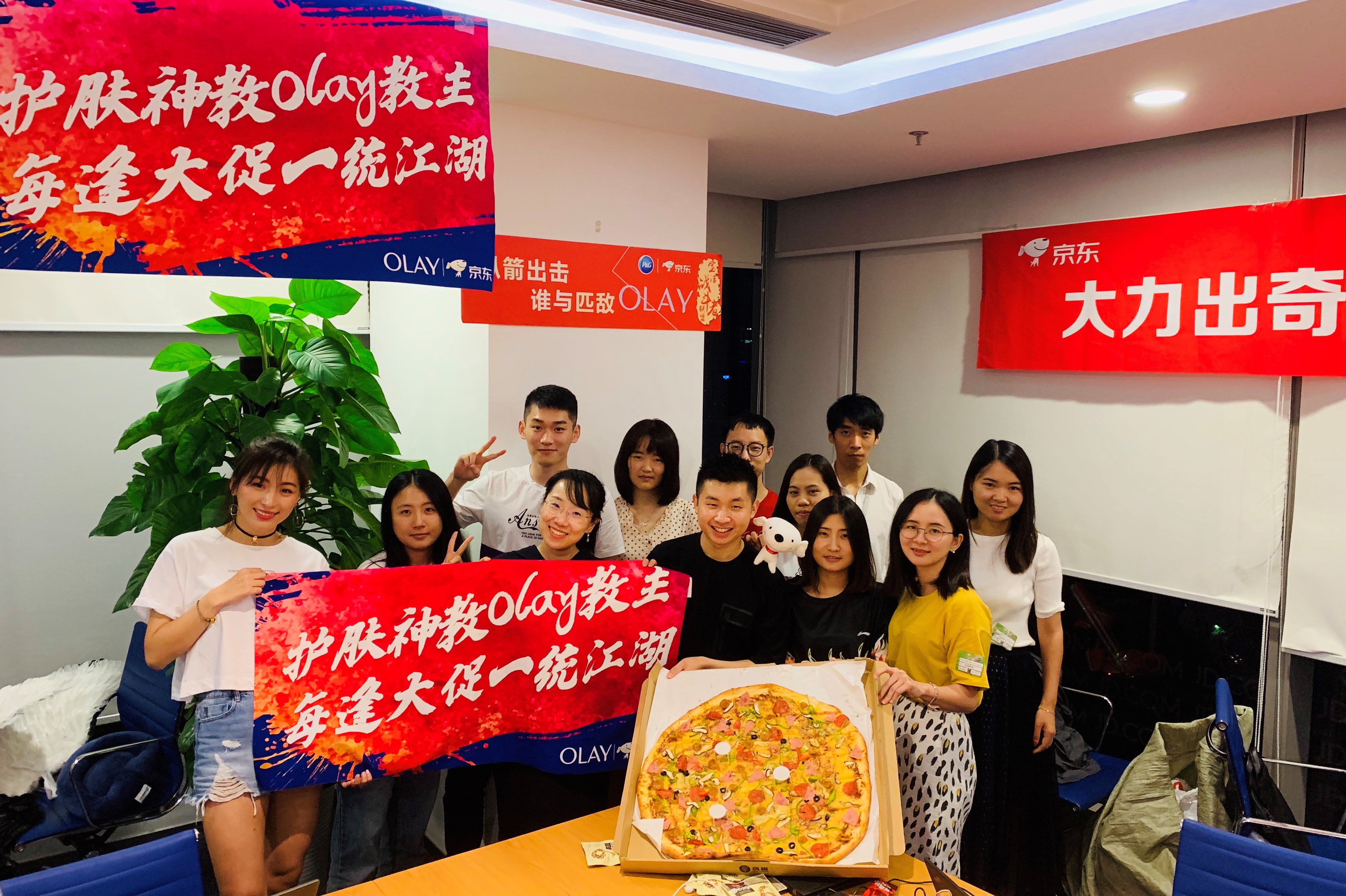 都会及时的做数据分析,活动调整等工作,与京东员工"同吃同住同劳动"