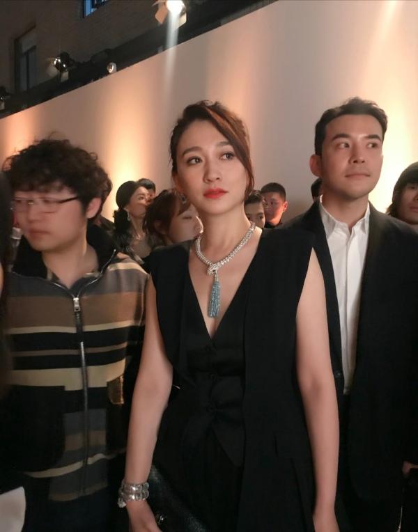 43岁李小冉婚后高调现身，V领礼服大秀曲线，没生娃的身材太惊艳