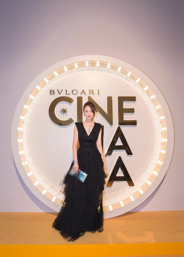 43岁李小冉婚后高调现身，V领礼服大秀曲线，没生娃的身材太惊艳