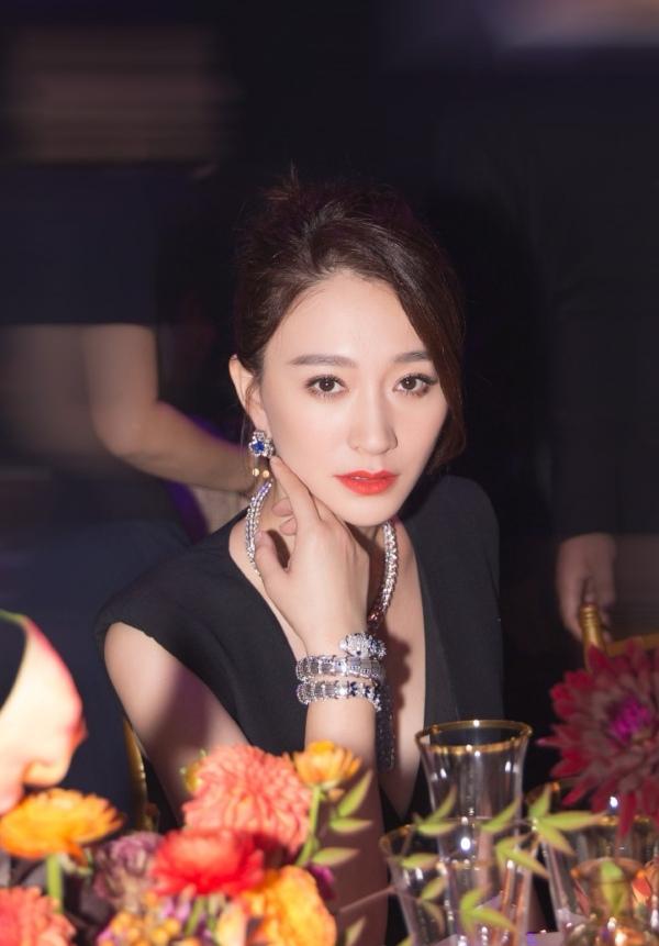 43岁李小冉婚后高调现身，V领礼服大秀曲线，没生娃的身材太惊艳