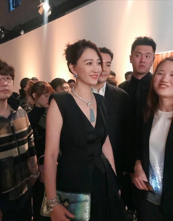 43岁李小冉婚后高调现身，V领礼服大秀曲线，没生娃的身材太惊艳