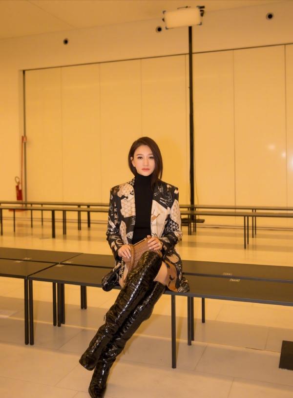 43岁李小冉婚后高调现身，V领礼服大秀曲线，没生娃的身材太惊艳