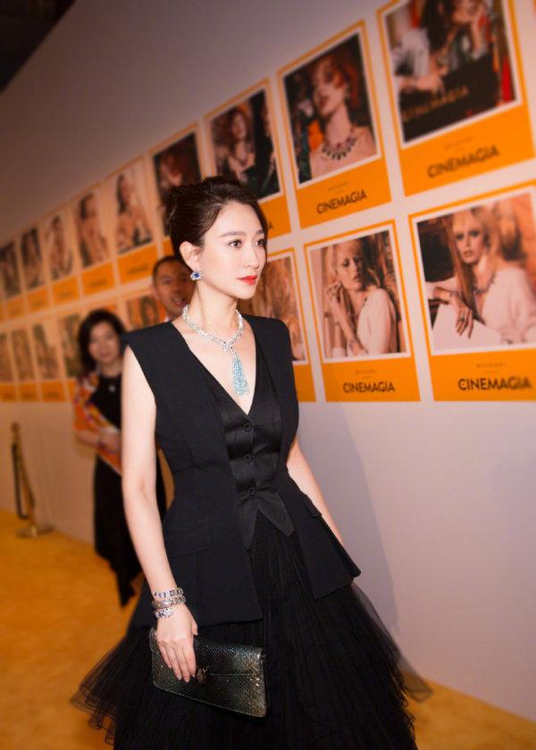 43岁李小冉婚后高调现身，V领礼服大秀曲线，没生娃的身材太惊艳