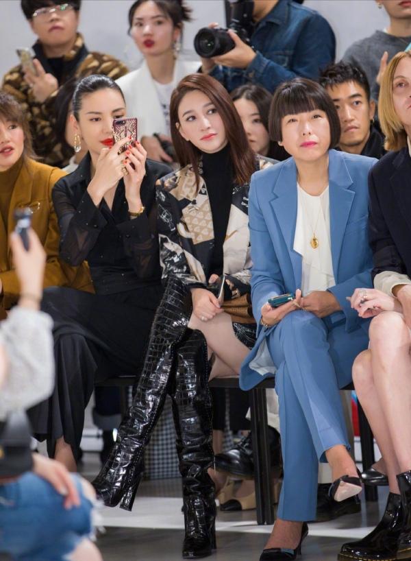 43岁李小冉婚后高调现身，V领礼服大秀曲线，没生娃的身材太惊艳