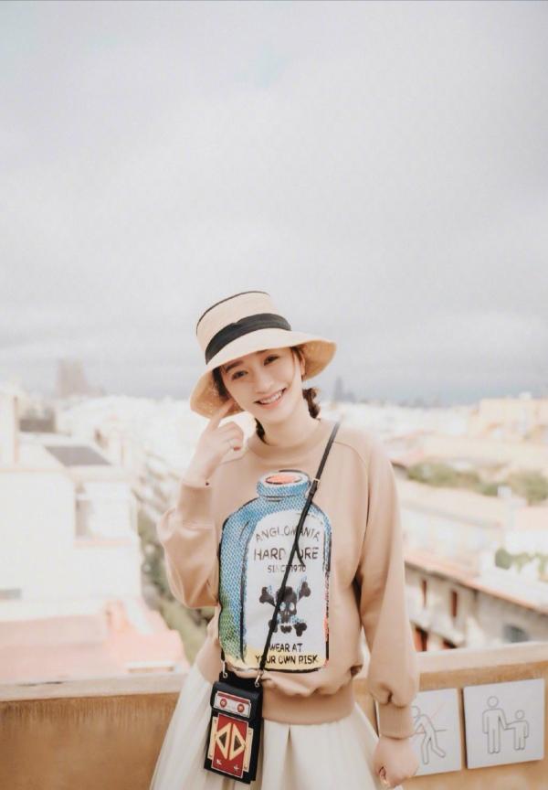 43岁李小冉婚后高调现身，V领礼服大秀曲线，没生娃的身材太惊艳