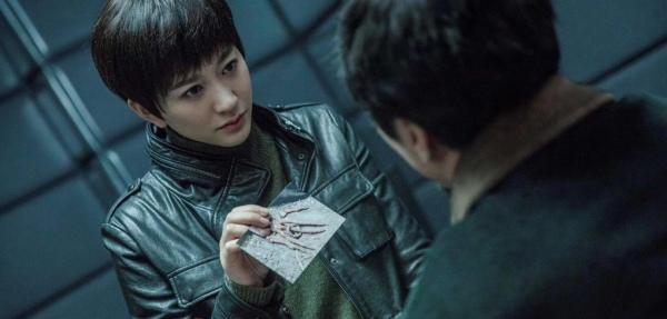 43岁李小冉婚后高调现身，V领礼服大秀曲线，没生娃的身材太惊艳