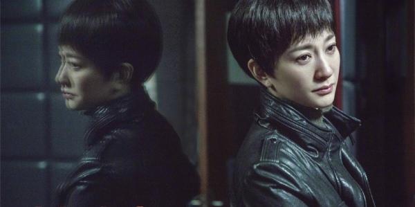 43岁李小冉婚后高调现身，V领礼服大秀曲线，没生娃的身材太惊艳