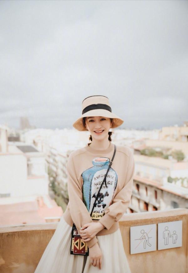 43岁李小冉婚后高调现身，V领礼服大秀曲线，没生娃的身材太惊艳