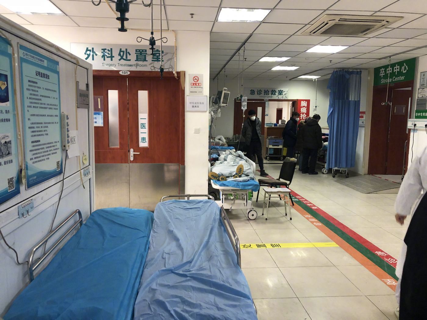实地探访北京疫情防控第一线 基层医院增加医护人员驰援发热门诊
