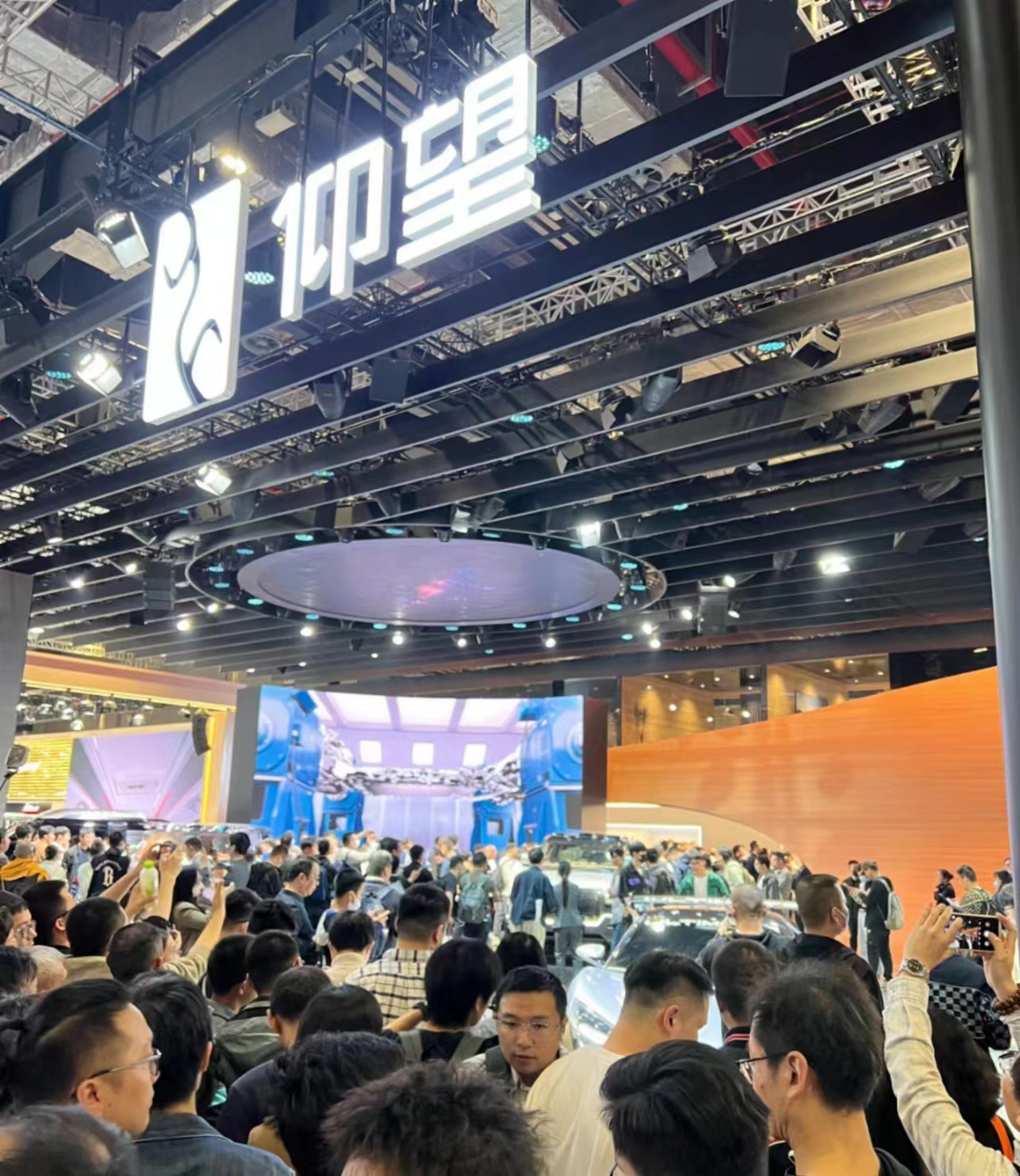 百万级纯电上海车展开战!比亚迪仰望爆火,奔驰大G、劳斯莱斯风头也被盖?_中金在线财经号