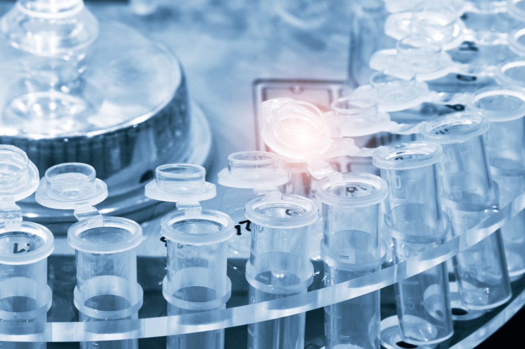 净利大增八成！药明康德战略聚焦CRDMO业务，“卖水人”生意为何持续做“加减法”？