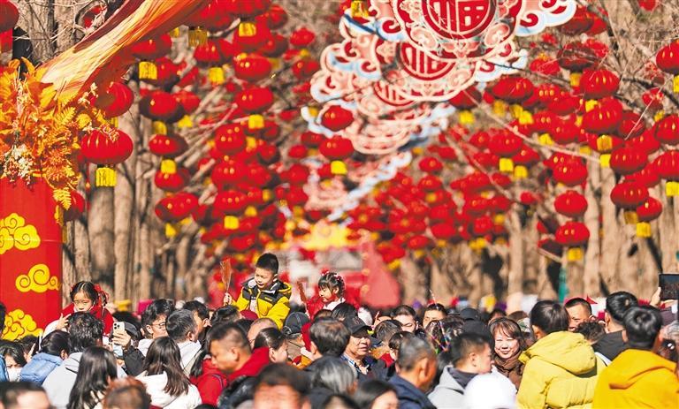 游客在北京地坛庙会感受传统年味喜迎新春（图）