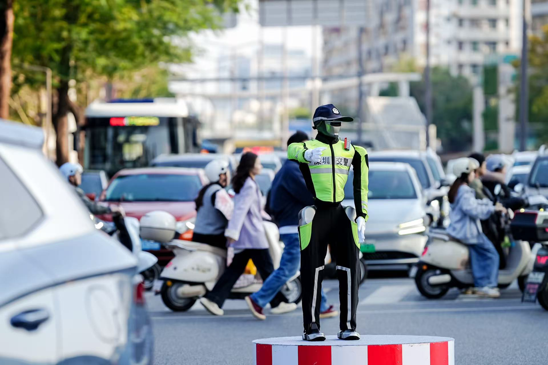 人形机器人上路执勤！多伦科技高管：一台一年运维要几十万元，规模化成本更低