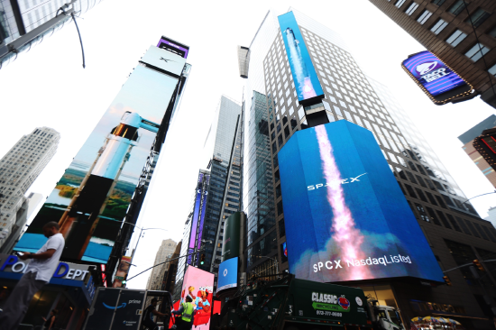 6月12日，时代广场出现了 SpaceX 的标志。