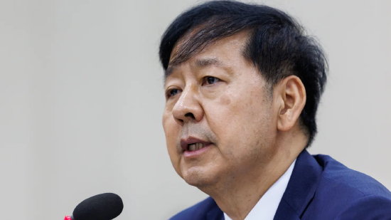 2025 年 7 月 17 日周四，韩国首尔国会举行人事听证会，韩国财政部长提名人具润哲出席问询。具润哲曾任财政部第二次官、政府政策协调办公室负责人。韩国经历数月政坛动荡，李在明总统组建新经济班子应对多重经济逆风，具润哲重回韩国最高经济主管岗位。