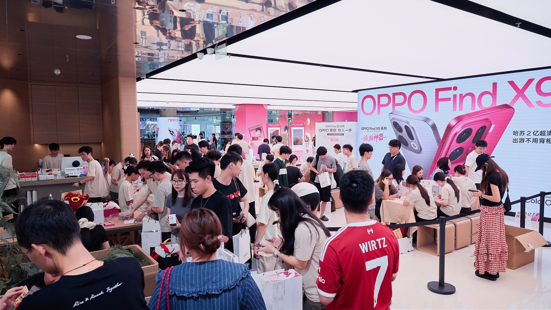 “追光红”爆卖缺货，为什么全市场都在抢一台OPPO手机？