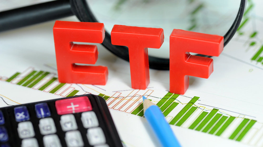交易型开放式指数基金,通常又被称为交易所交易基金(exchange traded