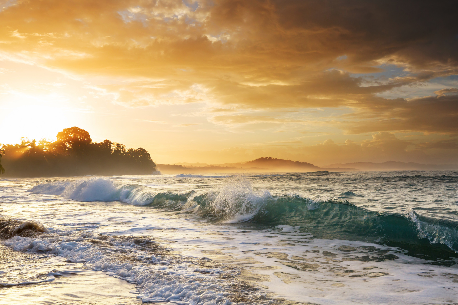摄图网_300097798_banner_海滩上的蓝色波浪模糊背景阳光斑点平的自然背景（非企业商用）.jpg
