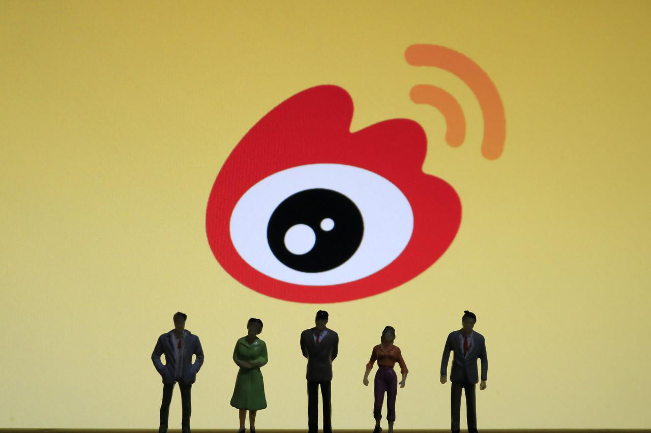 微博是由哪个公司开发的社交媒体平台？