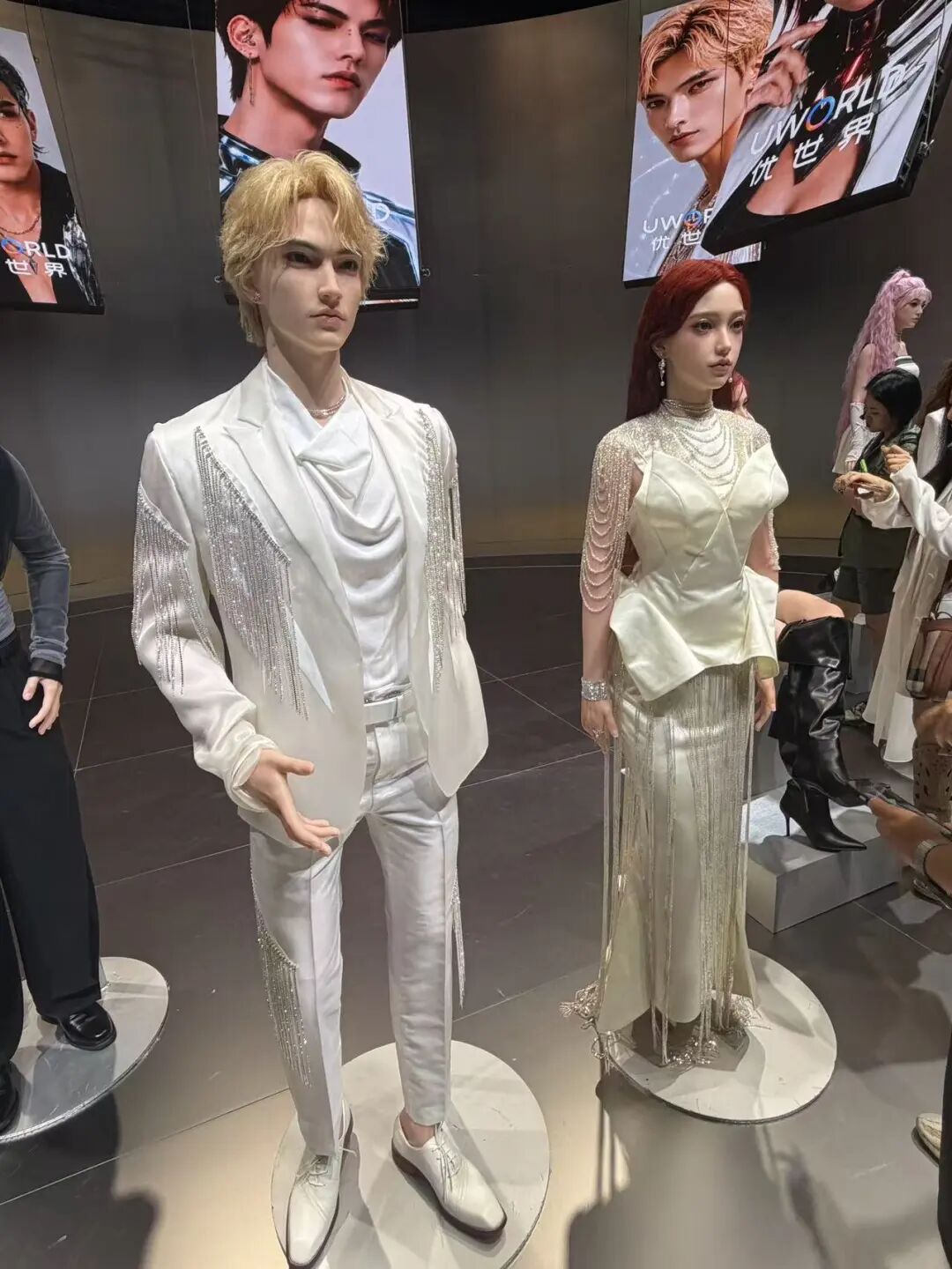 男女机器人.jpg