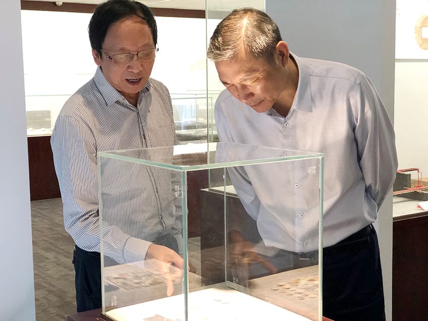 浙江省文史研究館研究員,杭州世界錢幣博物館館長儲建國接待了調研團