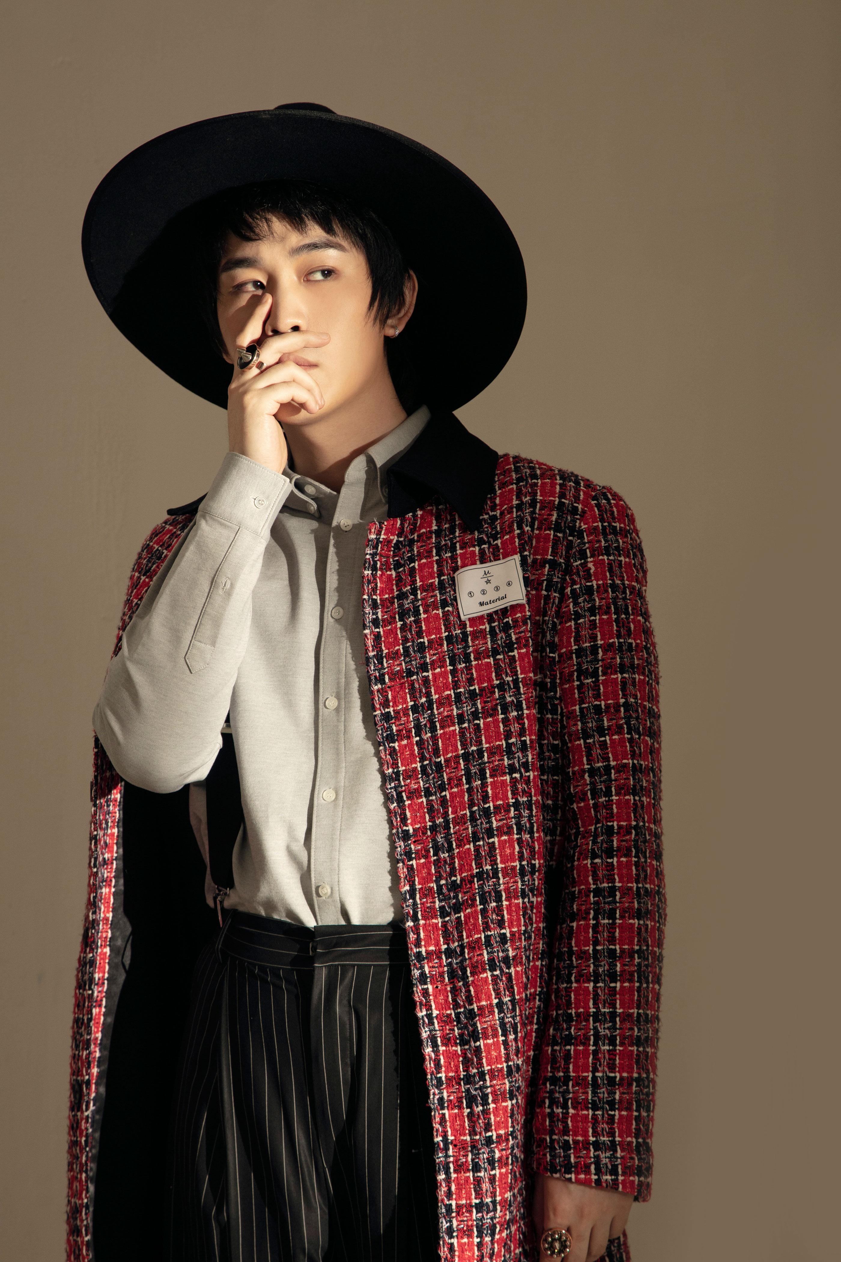 刘凤瑶新单感官先生上线引领今夏时髦复古风