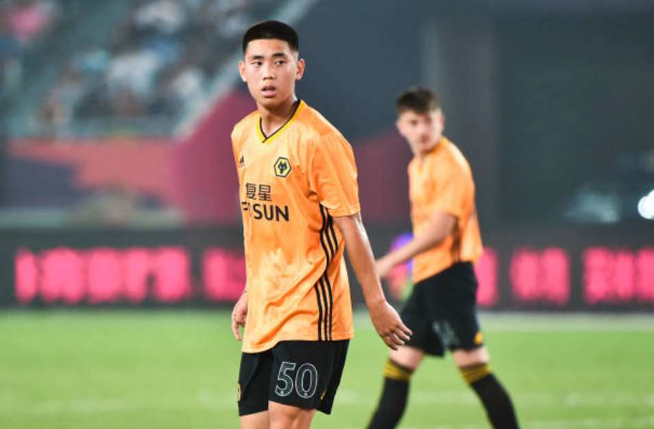 图注:狼队华裔球员温绍康在说起如何为中国足球做贡献时,郭广昌笑称