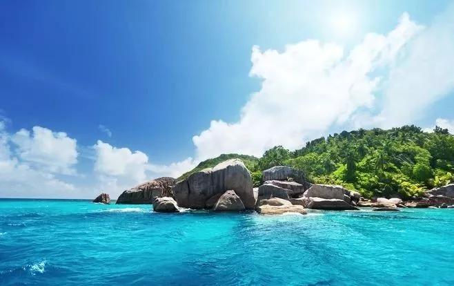 再到后来,a岛和b岛的人,都用没有任何价值的纸币代替了黄金和白银,a岛