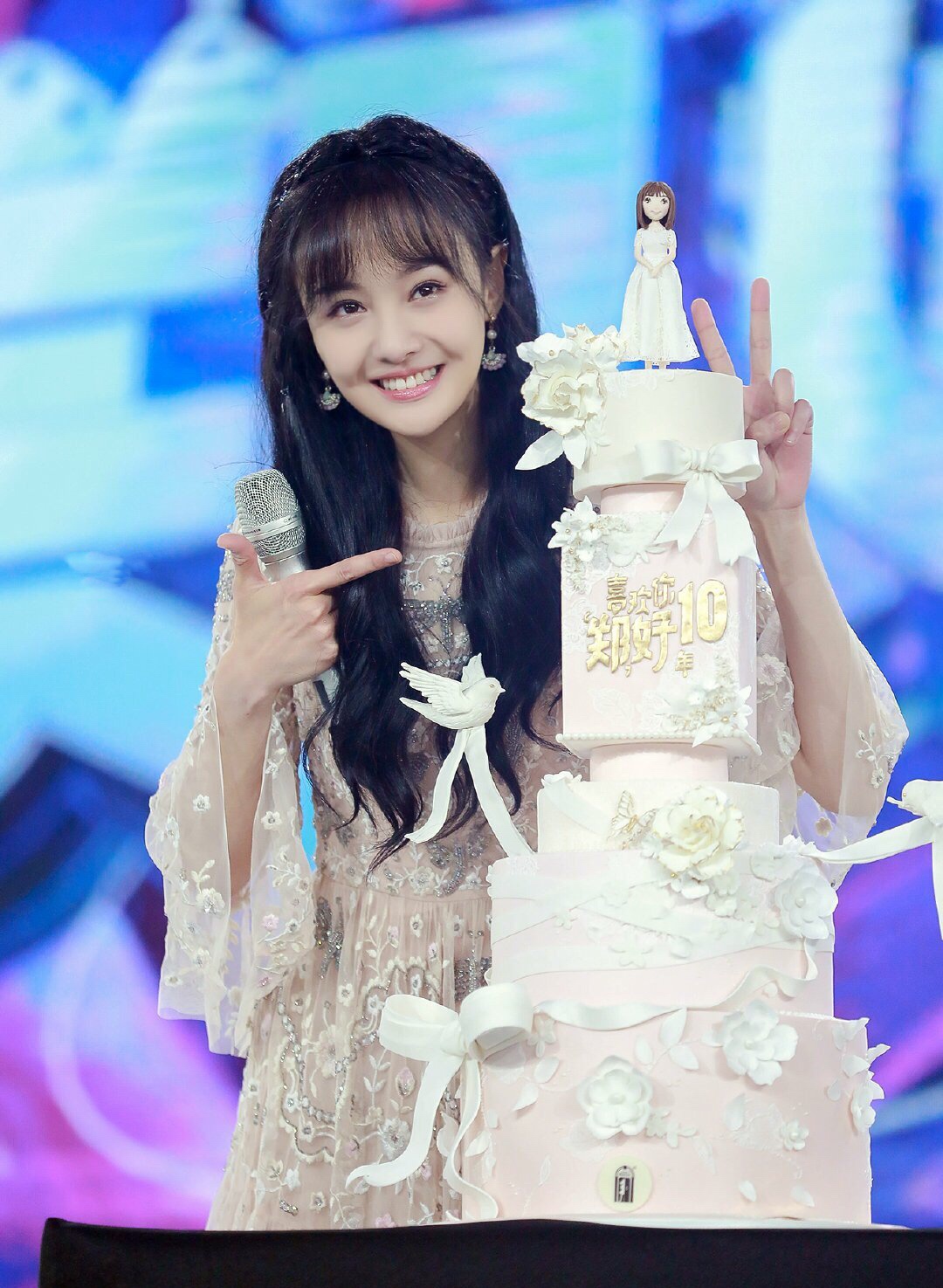 郑爽生日会罕见秀性感舞姿 爽爸盼其多生孩子