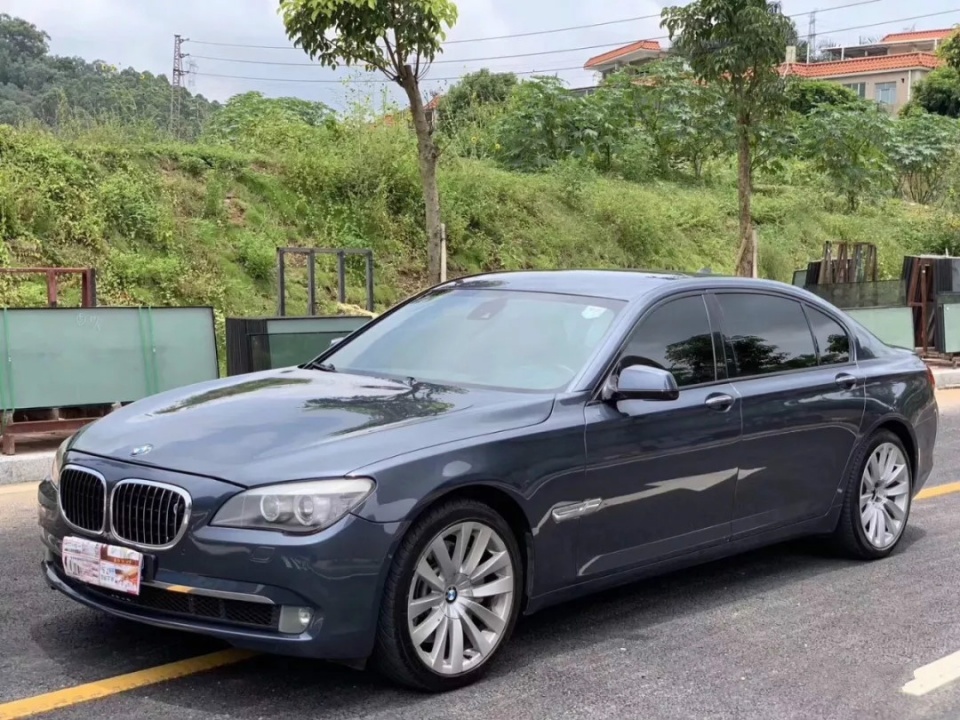 朋友圈被一台顶配的宝马750刷屏,却不知背后的原因