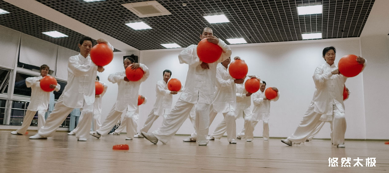 "银发浪潮"来袭 悠然太极球开创中老年人健康运动新模式