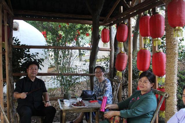 人文厚重的重庆家风街吸引着嘉宾们纷纷拍照留念,李书敏,宾子,肖富雄