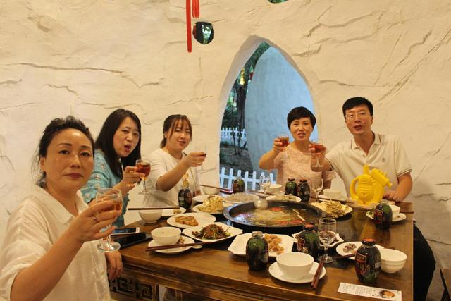 重庆家风街"三新亭"与家风孝子林24孝子诞洞中举行,随后,与会嘉宾参加