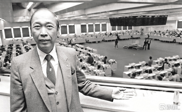 1986年4月2日上午10点,时任香港财政司司长彭励治(bremridge,在港交