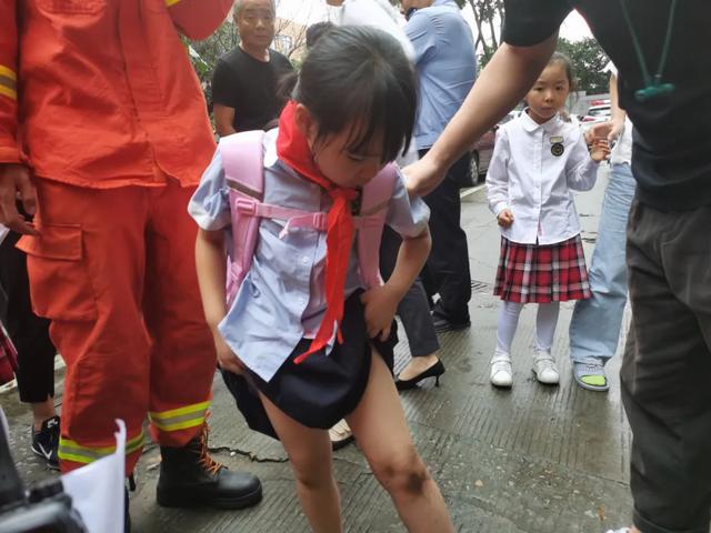 惊险温州小女孩放学路上遇到吃腿窨井