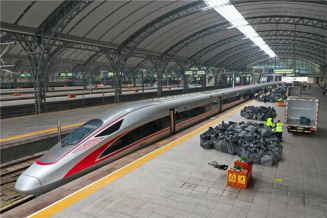 5918次复兴号列车也是一派忙碌的景象此时的汉口站以电商货物为主共4