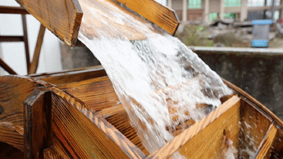 简直是全能选手还能捣纸浆,捣药材眼前这个大家伙不仅可以舂米,捣年糕