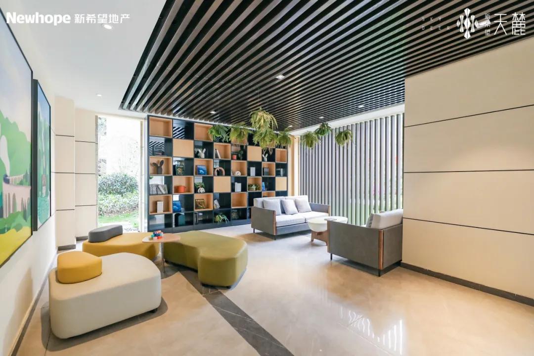 以"海底探险"为主题的儿童乐园,连接了室外的中心花园与室内的架空层