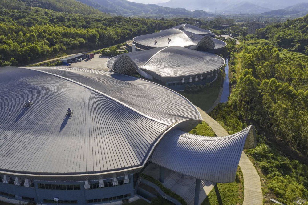 百岁山生产基地坐落在广东罗浮山脉脚下,整个工厂与周围的自然生态融