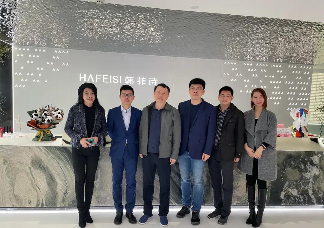 诚享东方总经理陈俊希,副总经理曾恒星向参访领导详细介绍公司品牌